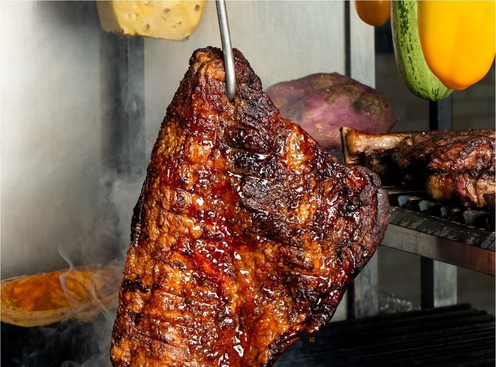 Costela no espeto sobre a brasa