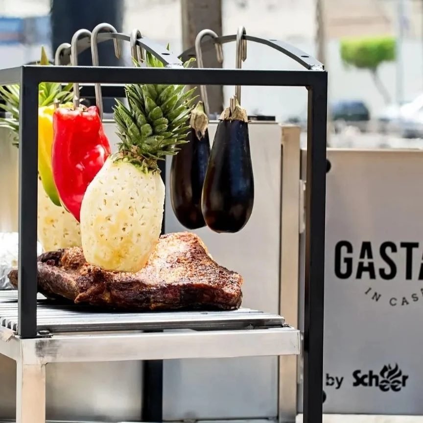 Espeto de carne com frutas e legumes na brasa