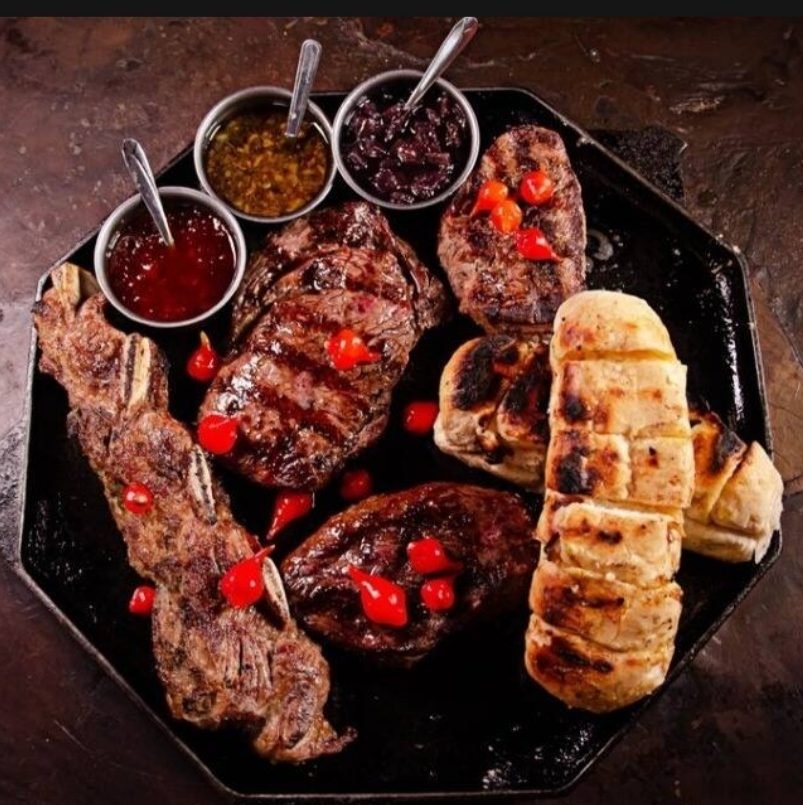 Seleção de carnes grelhadas com molhos e pão de alho