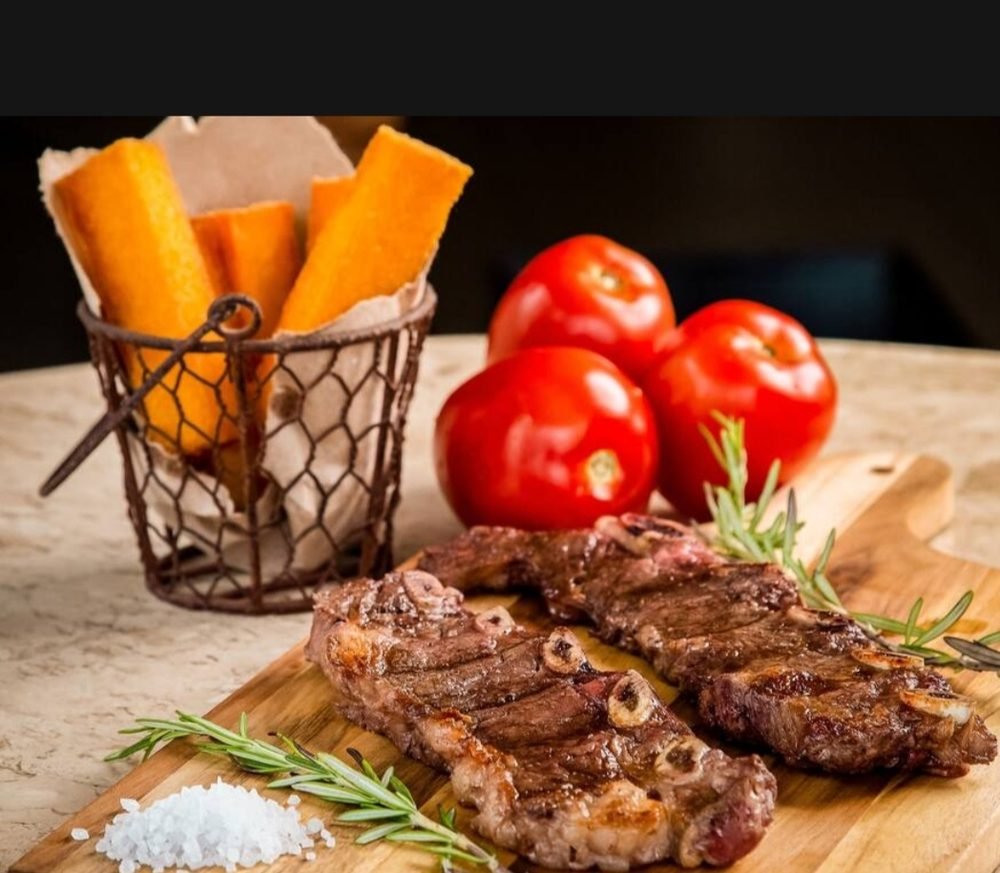 Picanha grelhada com acompanhamentos rústicos
